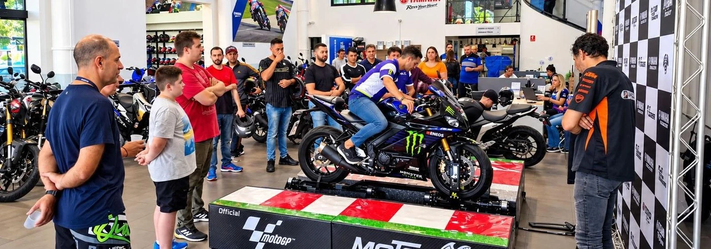 Diváci a jezdec u Moto Traineru na dealerské akci